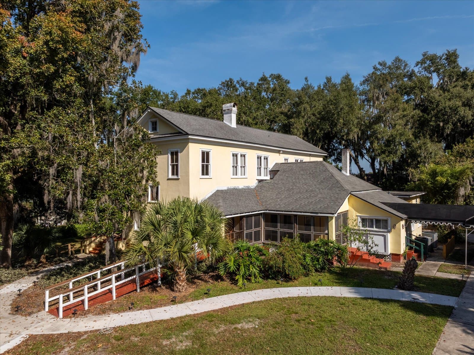 Front View of Oakland Manor House